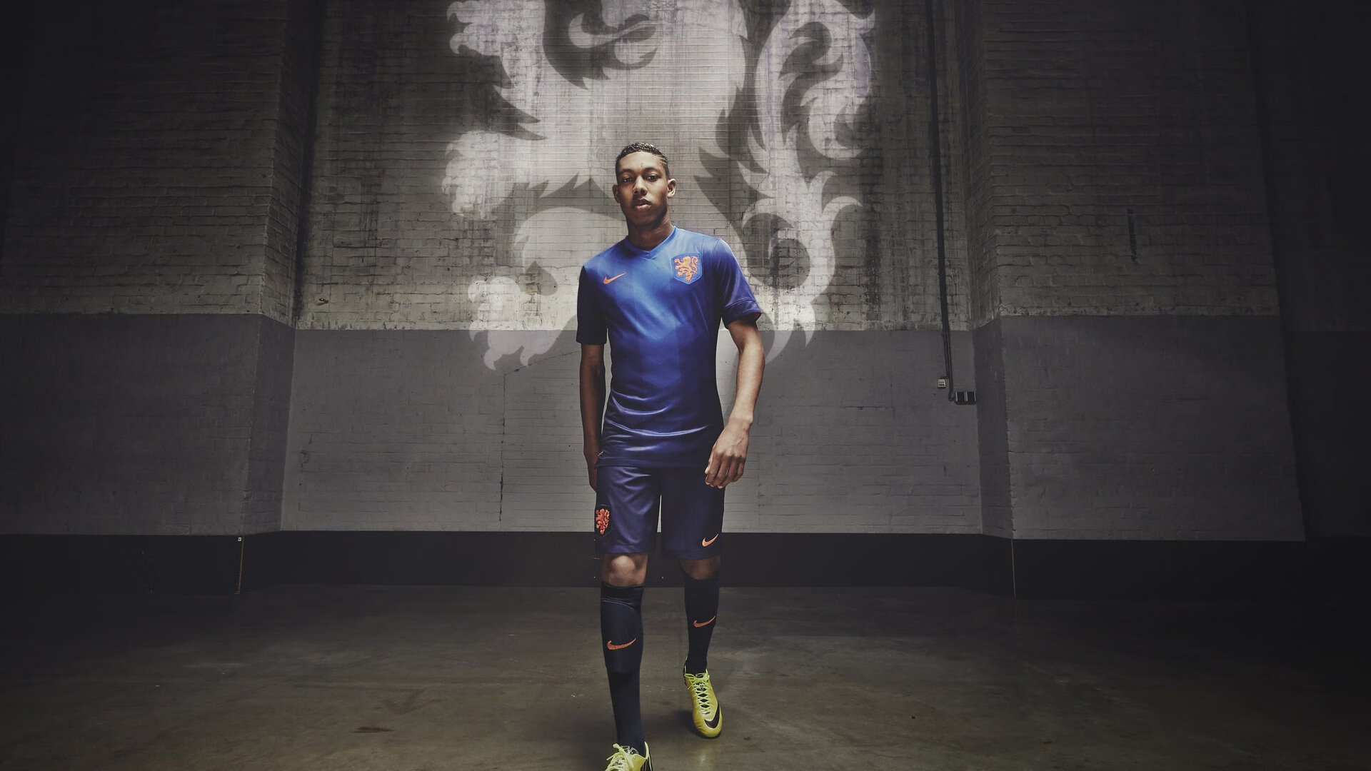 切尔西中场组织流畅，控球率高居榜首，切尔西的中场